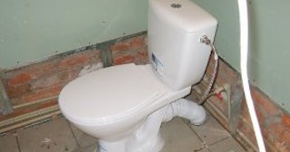 Установка приставного унитаза в Сосновом Бору - монтаж и подключение, СантехДомСнб от 5218 рублей